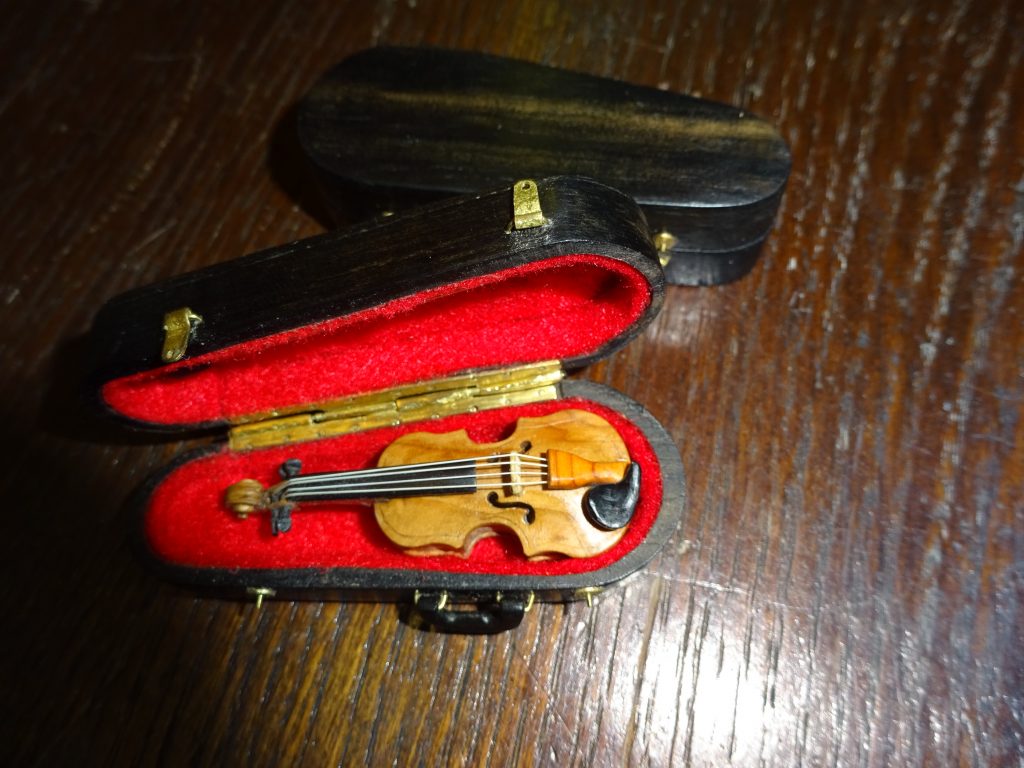 Dolls house violin by Paul Isaacs